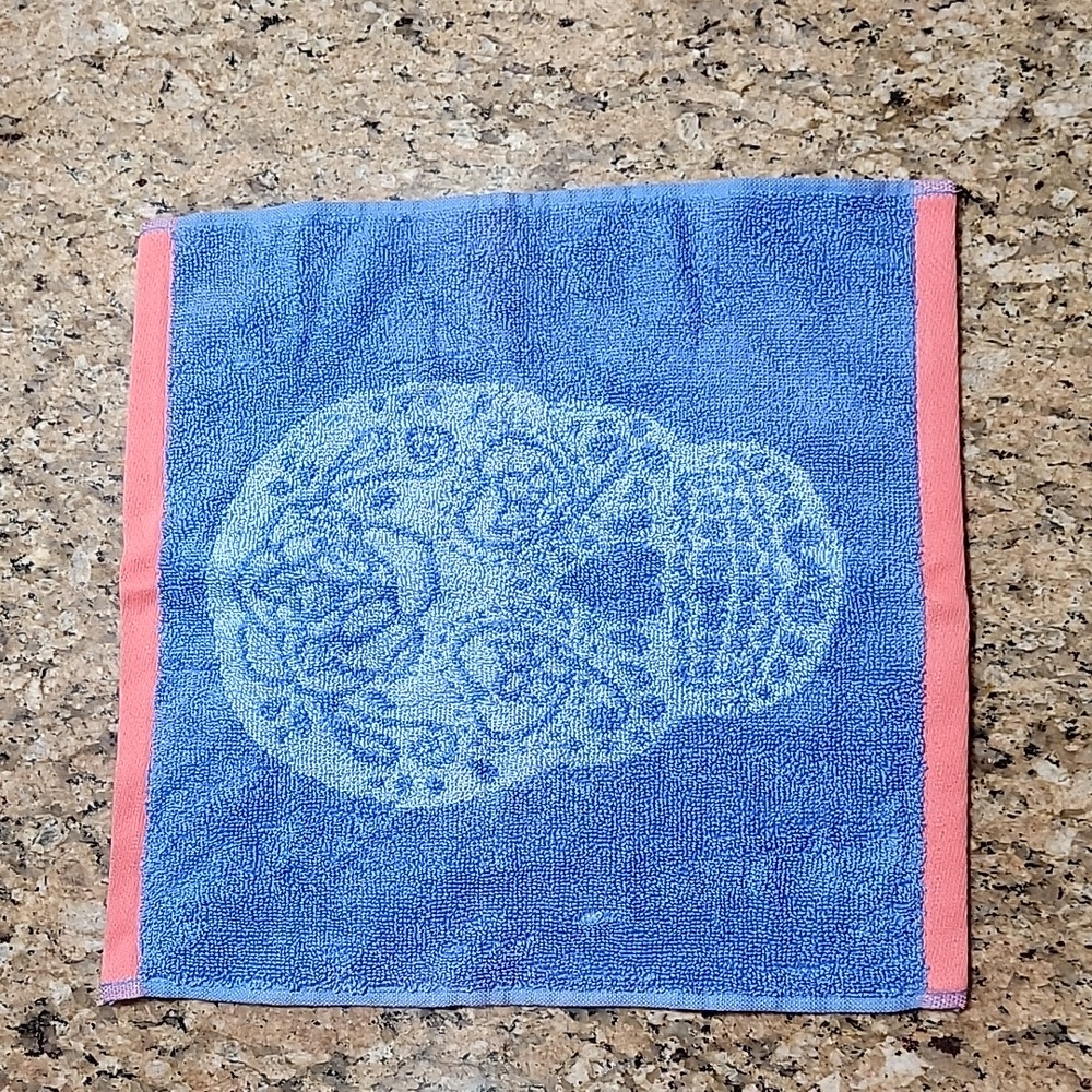 Betsey Johnson towel set